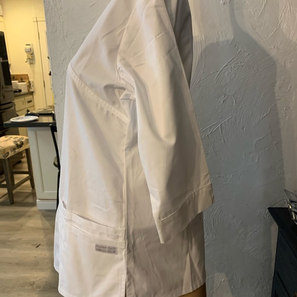 Butter Soft White 3/4 sleeve scrub in white - Picture 3 of 5